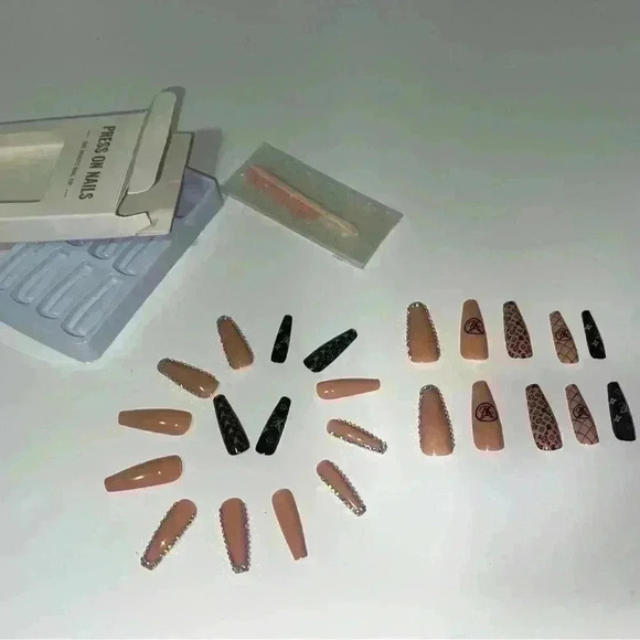 Beautiful Designer Reusable Press on nails - Picture 2 of 7